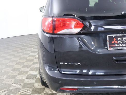 Used 2020 Chrysler Pacifica Touring-L image 14