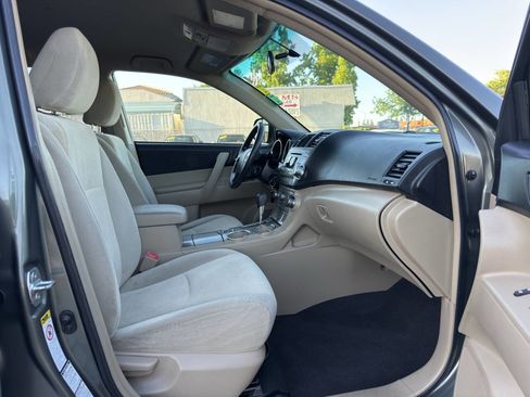 Used 2012 Toyota Highlander 4WD w/ Tech Pkg image 13