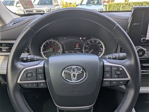 Used 2023 Toyota Highlander LE image 29