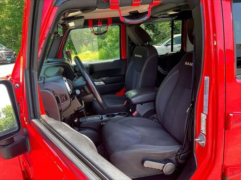 Used 2015 Jeep Wrangler Unlimited Sahara w/ Connectivity Group AWD/4WD image 10