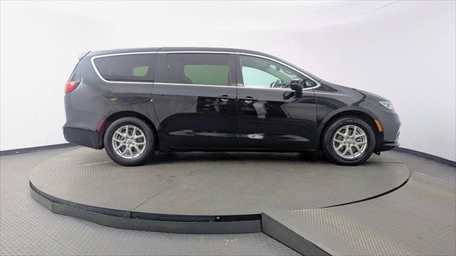 Used 2023 Chrysler Pacifica Touring-L FWD image 9