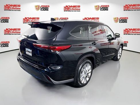 Used 2022 Toyota Highlander Limited image 18