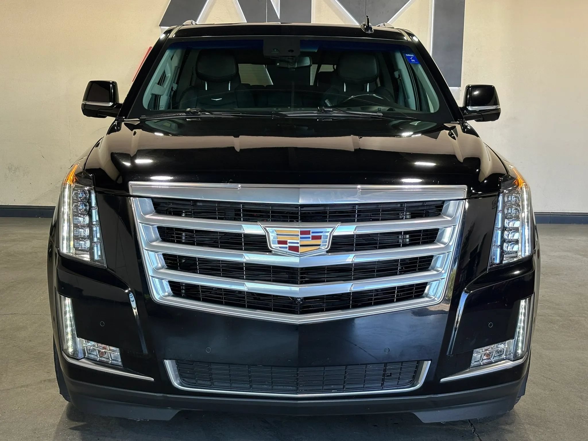 Used 2019 Cadillac Escalade ESV Luxury AWD/4WD image 3