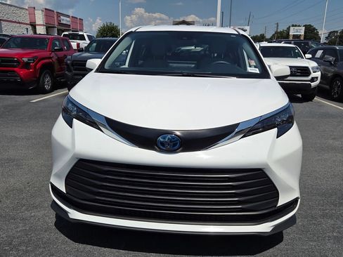 Used 2025 Toyota Sienna LE FWD image 2