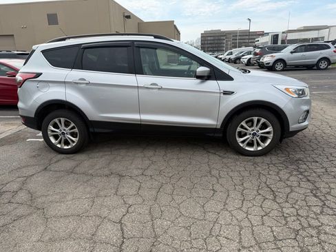Used 2017 Ford Escape SE w/ Equipment Group 201A image 3