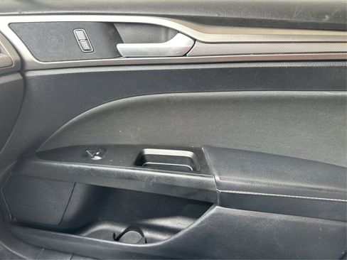 Used 2018 Ford Fusion SE w/ Fusion SE Technology Package FWD image 24