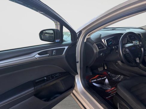 Used 2017 Ford Fusion SE w/ Fusion SE Technology Package FWD image 11