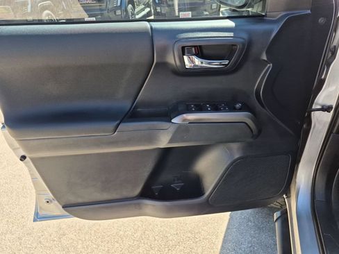 Used 2019 Toyota Tacoma TRD Off-Road AWD/4WD image 18
