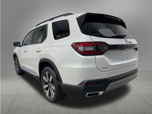 New 2025 Honda Pilot Touring image 3