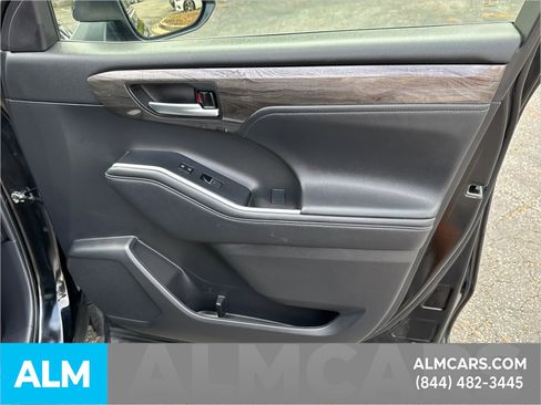 Used 2024 Toyota Highlander Limited image 16