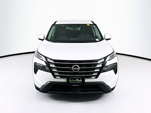 Used 2025 Nissan Rogue SV image 2