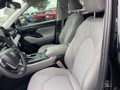 Used 2024 Toyota Highlander LE FWD image 9
