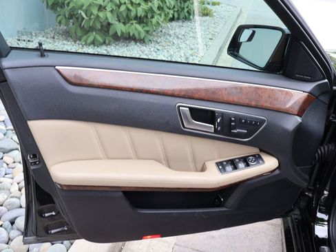 Used 2013 Mercedes-Benz E 350 4MATIC Sedan image 17