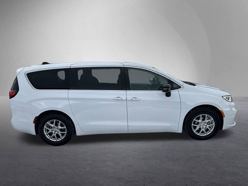 Used 2024 Chrysler Pacifica Touring-L image 2