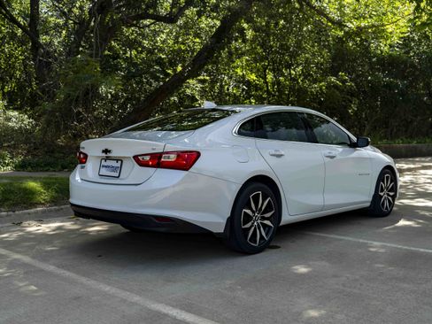 Used 2017 Chevrolet Malibu LT FWD image 9