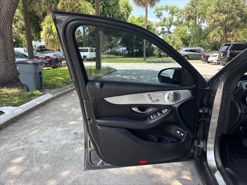 Used 2019 Mercedes-Benz GLC 350e 4MATIC image 27