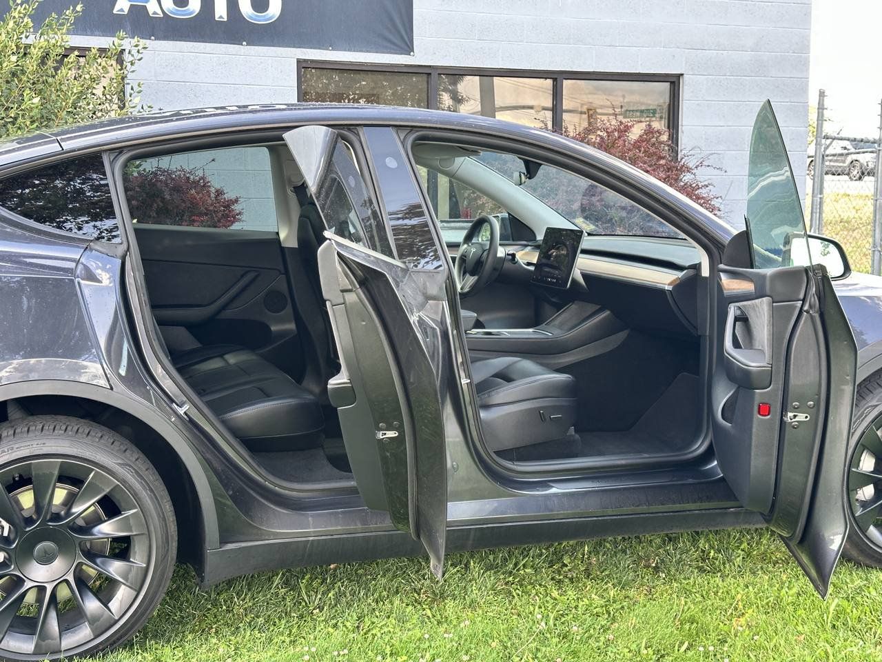 Used 2024 Tesla Model Y Long Range AWD/4WD image 26