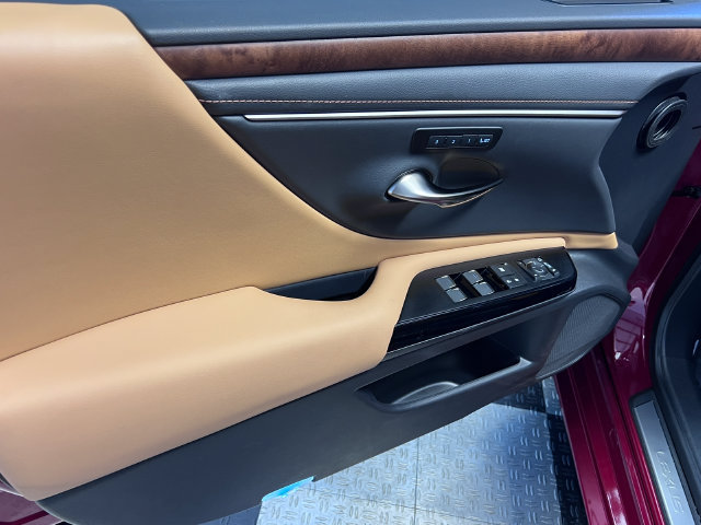 Used 2025 Lexus ES 350 w/ Premium Package FWD image 8