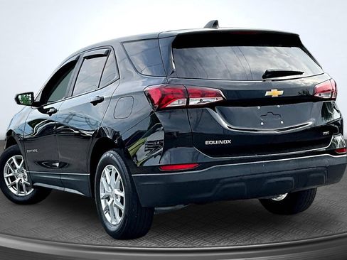 Used 2022 Chevrolet Equinox LS w/ LS Convenience Package AWD/4WD image 4