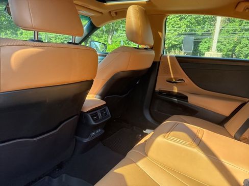 Used 2023 Lexus ES 350 w/ Premium Package FWD image 11