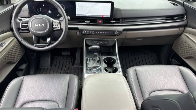 Used 2025 Kia Carnival SX FWD image 19