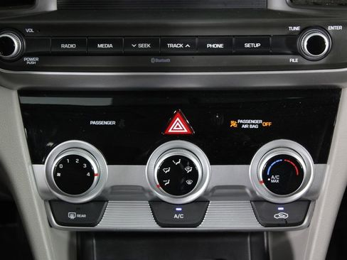 Used 2019 Hyundai Elantra SE FWD image 20