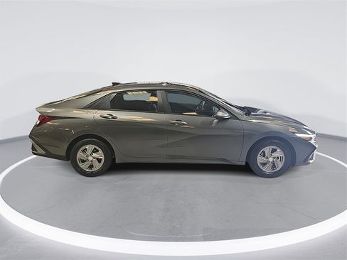 New 2026 Hyundai Elantra SE w/ Cargo Package image 4