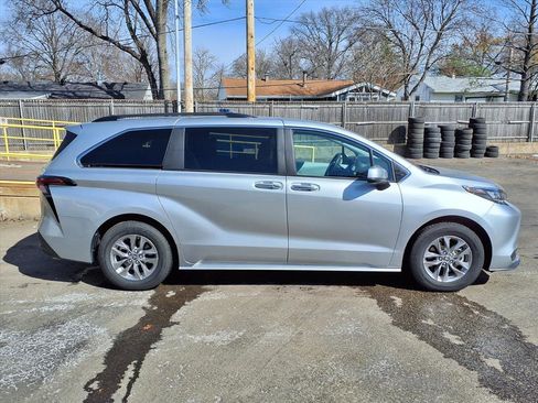 Used 2025 Toyota Sienna XLE image 2