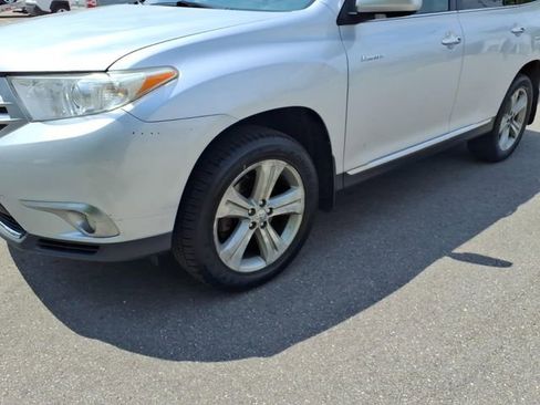 Used 2012 Toyota Highlander Limited w/ Tow Pkg AWD/4WD image 4