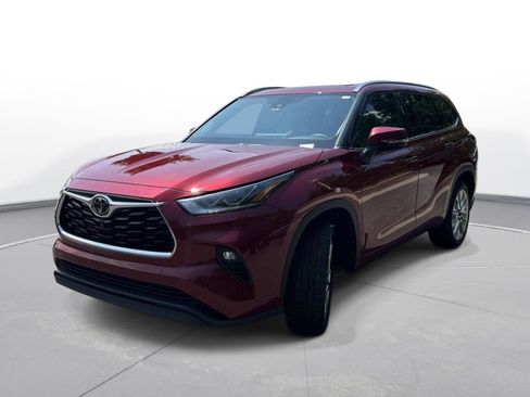 Used 2021 Toyota Highlander Limited FWD image 2