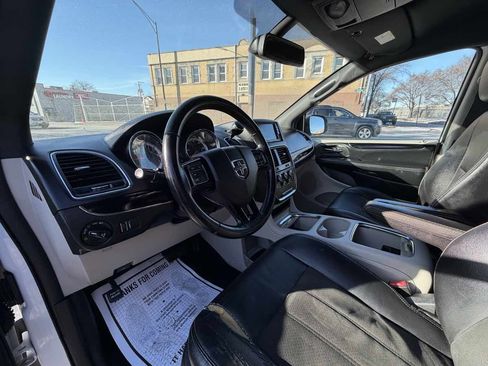 Used 2019 Dodge Grand Caravan SXT image 13