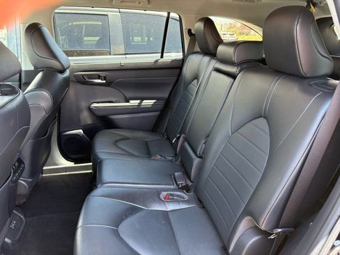 Used 2022 Toyota Highlander XLE image 26