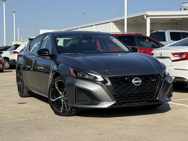 Used 2024 Nissan Altima 2.5 SR FWD image 2