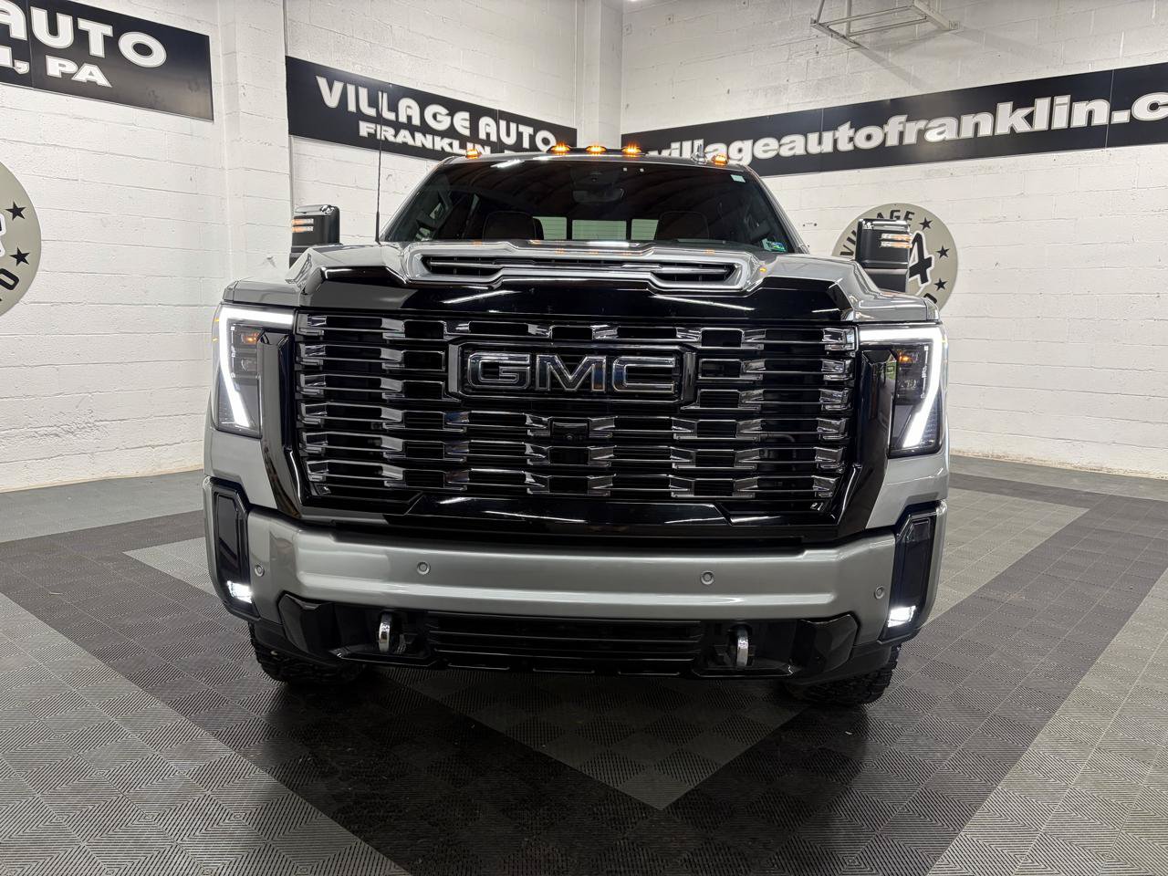 Used 2025 GMC Sierra 3500 Denali Ultimate AWD/4WD image 9