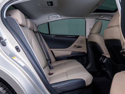 Used 2019 Lexus ES 300h image 10