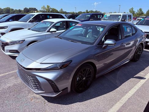 Used 2025 Toyota Camry SE FWD image 11