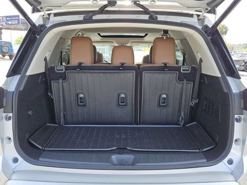 Used 2025 Nissan Pathfinder Platinum w/ Black Appearance Package FWD image 13