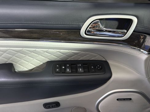 Used 2020 Jeep Grand Cherokee Summit AWD/4WD image 38
