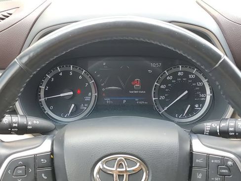 Used 2021 Toyota Highlander XLE FWD image 12