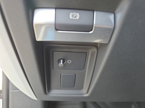 New 2026 Land Rover Defender 110 X-Dynamic SE image 25