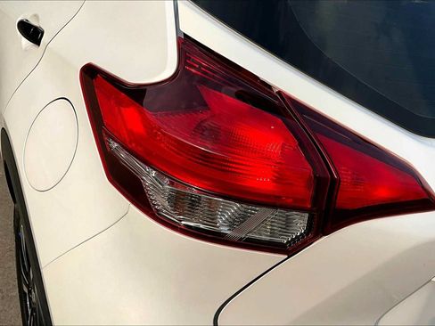 Used 2020 Nissan Kicks SR FWD image 27