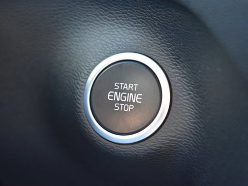 Used 2025 Volvo XC40 B5 Plus image 29