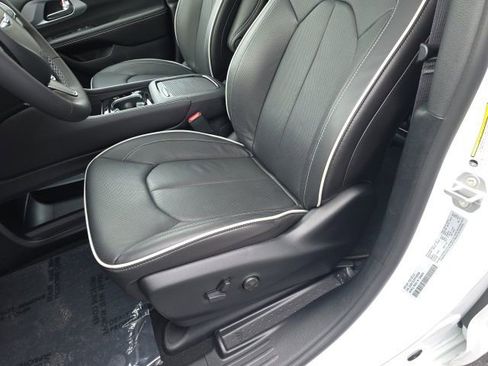 Used 2026 Chrysler Pacifica Premium FWD image 17