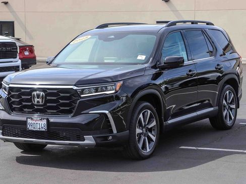 Used 2025 Honda Pilot Touring image 3