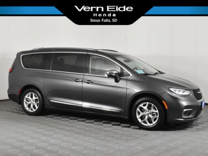 Used 2021 Chrysler Pacifica Limited w/ Uconnect Theater Family Group