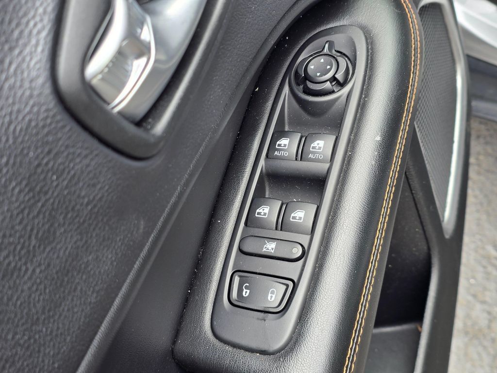 Used 2018 Jeep Compass Limited w/ Navigation Group FWD image 12