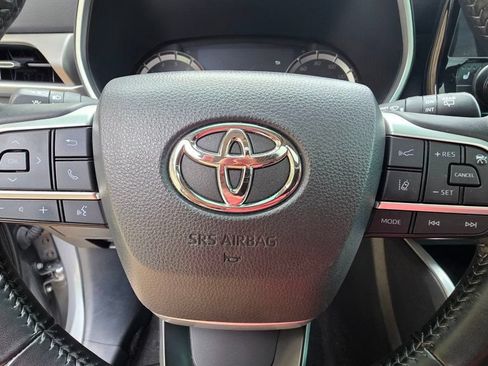 Used 2025 Toyota Highlander XLE FWD image 19