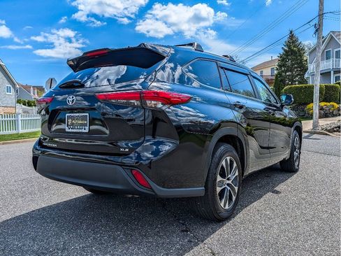 Used 2023 Toyota Highlander XLE image 5