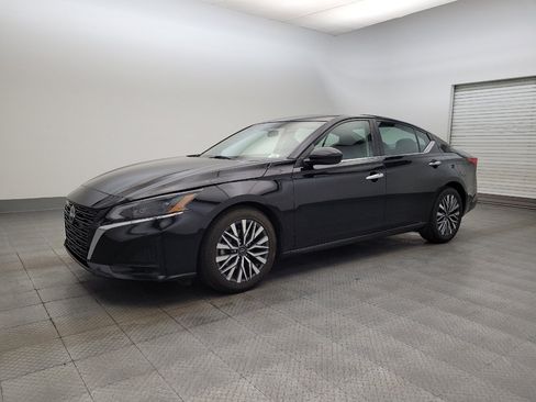 Used 2023 Nissan Altima 2.5 SV image 2