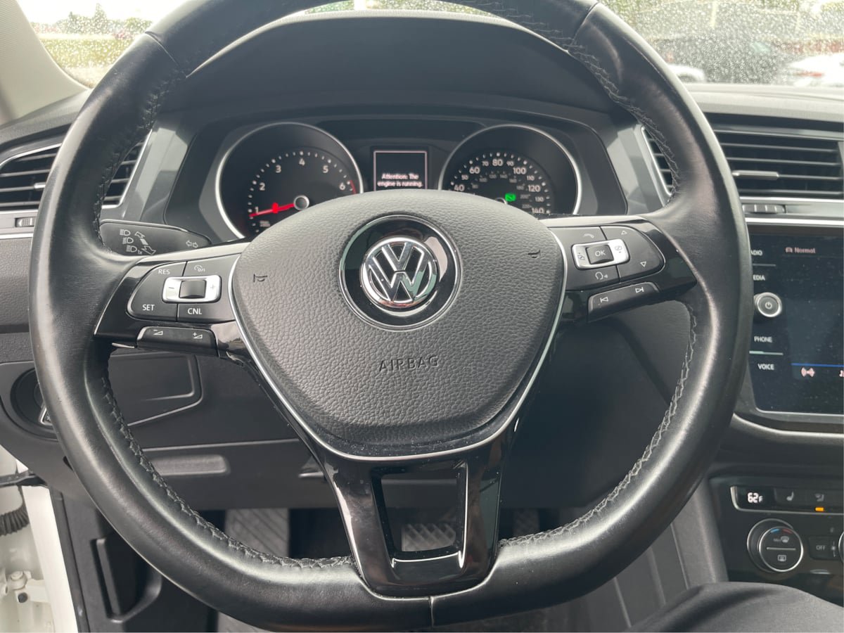 Used 2018 Volkswagen Tiguan SE w/ Panoramic Sunroof Package AWD/4WD image 17